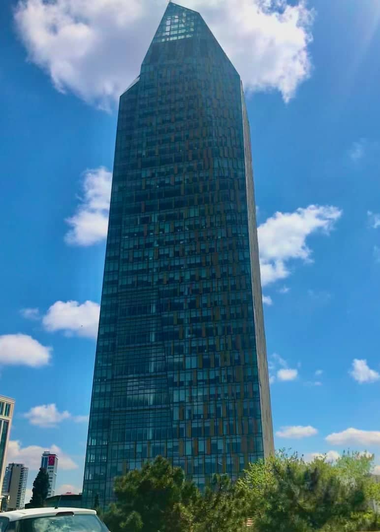 Allianz Tower — ofis binası